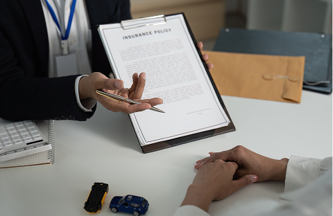 hombre firmando documento