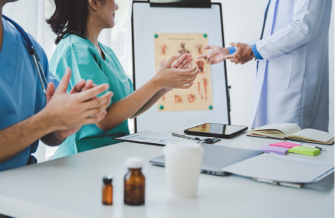 doctores en sala de reunión