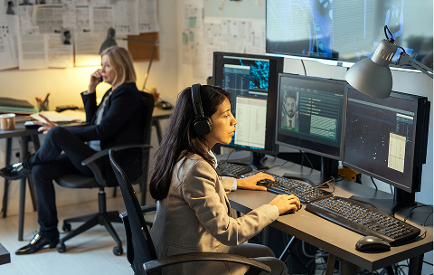 mujeres trabajando en la oficina