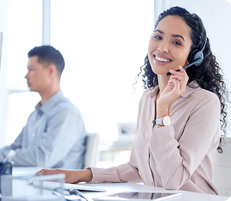 mujer sonriente atendiendo el teléfono